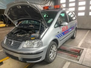 Volkwagen Sharan 1.8T gri, cu inscriptii de masina de aeroport, in timpul verificarii ITP, cu capota ridicata