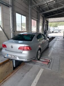 Spatele unui Volkswagen Passat B7 la inceputul inspectiei tehnice